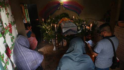 Parientes de Julio César Coctecón, comisario de Acatempa, municipio de Tixtla, asesinado el martes, durante su funeral. La esposa del policía comunitario exigió justicia y castigo para los responsables del crimen; y pidió a las autoridades protección para su familia, pues temen por su vida.