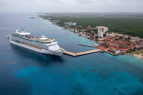 El crucero Adventure of the Seas ingresó ayer por la mañana a la isla de Cozumel, Quintana Roo, luego de que en un año y tres meses no se recibió ninguna embarcación debido a la pandemia de Covid-19.