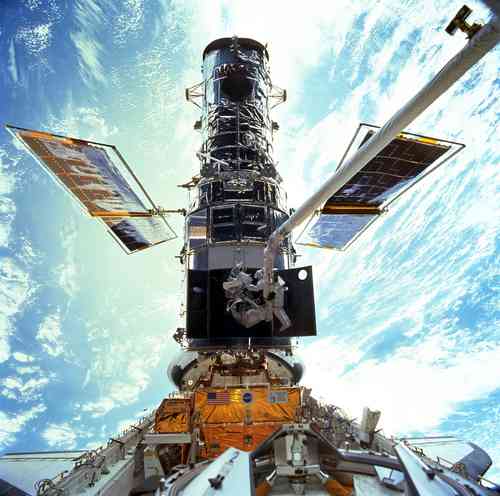 El telescopio espacial Hubble sufrió un desperfecto en su computadora y todas las observaciones astronómicas están detenidas, informó la NASA ayer. El equipamiento orbital está apagado desde el domingo, cuando un aparato de los años 80 que controla el instrumental científico dejó de funcionar, posiblemente debido a una avería en una placa de memoria. Por ahora, las cámaras y otros instrumentos están en “modo seguro”. En la imagen, los astronautas Steven L. Smith y John M. Grunsfeld, en 1999, durante una misión de servicio llevados por el Discovery.