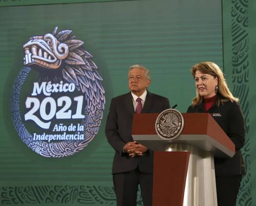 El presidente Andrés Manuel López Obrador y Margarita González Saravia Calderón, titular de la Lotería Nacional, durante la presentación del sorteo en Palacio Nacional.