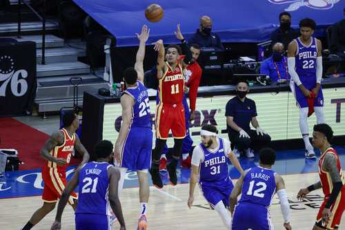 Atlanta tuvo un cierre de vértigo en el último cuarto, de la mano de Trae Young, y la afición abucheó a Filadelfia.