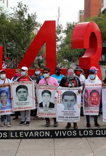 La CNDH reiteró su compromiso con las familias de los 43 estudiantes normalistas para garantizar sus derechos y coadyuvar en las investigaciones y en el acompañamiento proactivo que sea necesario. En la imagen, una marchan del Ángel de la Independencia al Hemiciclo a Juárez, el 26 de mayo pasado.