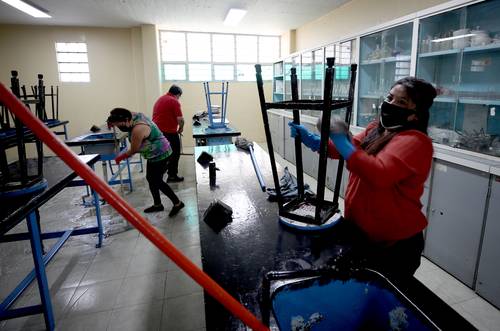 Limpieza en la Secundaria Abraham Lincoln de la colonia Obrera en mayo pasado.