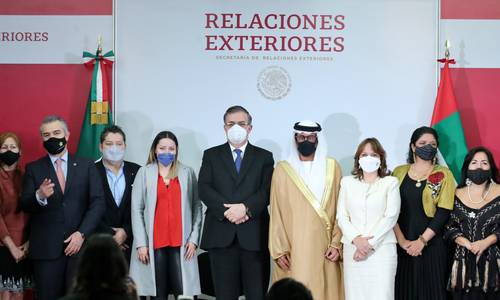 En el centro, el canciller Marcelo Ebrard y el embajador de Emiratos Arabes Unidos en México, Ahmed Almenhali. Los acompañan, entre otros, la titular de la Secretaría de Economía, Tatiana Clouthier; el secretario de Turismo, Miguel Torruco; la subsecretaria de Relaciones Exteriores, Martha Delgado, y la secretaria de Cultura, Alejandra Frausto. Participaron en el anuncio oficial del Pabellón de México en la Expo Dubái.