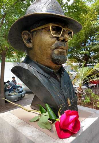 Busto en honor del periodista Javier Valdez, develado el 15 de mayo en Culiacán.