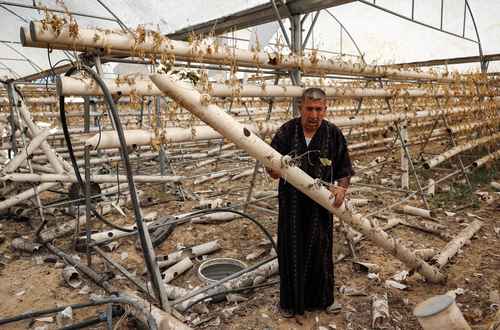 Un palestino muestra los daños en su invernadero hidropónico, destruido en una ofensiva israelí en mayo pasado.