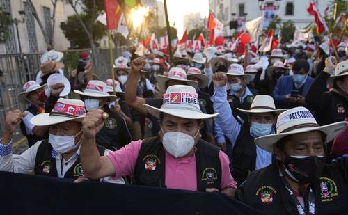 Simpatizantes de Pedro Castillo, del partido Perú Libre, agrupados en una “ronda urbana” (forma autónoma de organización social), marcharon ayer en Lima, en apoyo al izquierdista, virtual ganador de la presidencia. Lo apretado del resultado y las impugnaciones de la derechista Keiko Fujimori han retrasado la proclamación de un ganador.