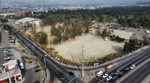 El proceso de vacunación de personas de entre 18 y 39 años de edad comenzó este jueves en Baja California; en Tijuana y Mexicali se formaron largas filas para recibir la dosis única del biológico de Johnson & Johnson.