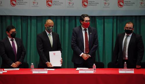 Representantes del Colegio de Ingenieros Civiles de México y del gobierno de la ciudad, durante la presentación de los resultados de la inspección ocular realizada a la línea 12 del Metro.