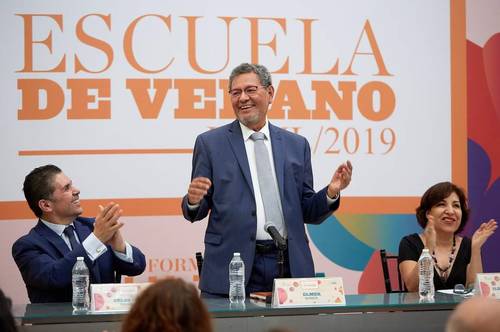 En la última edición de la Escuela de Verano de la UANL que se realizó de manera presencial, en 2019, se homenajeó al escritor Élmer Mendoza (de pie). La edición 2020 se llevó a cabo de manera virtual y en este 2021 será en formato híbrido.