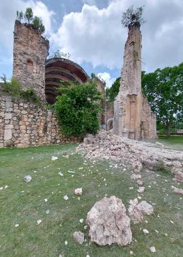 El templo del Niño Jesús, ubicado en Tihosuco, municipio de Felipe Carrillo Puerto resultó dañado en una columna frontal debido a las recientes lluvias. La estructura fue construida en el siglo XVI y es considerado monumento histórico.