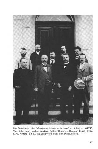  La única foto conocida de Leopold J. Lángawara. Un año antes de su muerte, aparece con otros profesores del curso escolar 1897-1898 en la Communal Unterrealshule. Es el segundo de izquierda a derecha en la fila posterior, con barba y lentes. Cortesía del Cenidim. Foto cortesía de Israel Cruz Olalde y Yael Bitrán