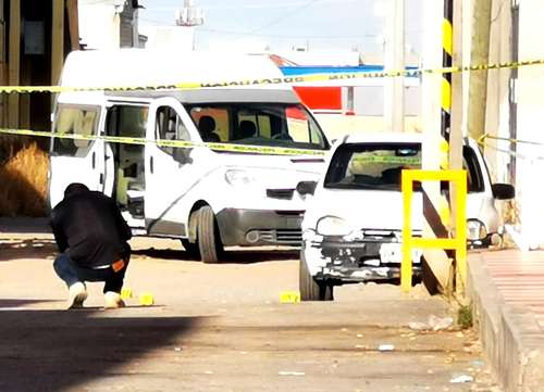 Personal de la Fiscalía General de Zacatecas acudió al lugar donde dos personas fueron ultimadas en el municipio de Guadalupe, al sur de la zona conurbada de la capital.