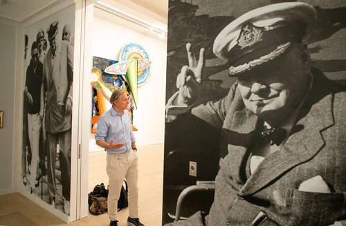 Jean Paul Engelen, gerente de la casa de subastas Phillips, junto a una fotografía en la que aparecen Winston Churchill y Aristóteles Onassis en Nueva York.