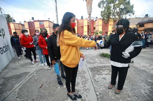 SEGUNDA DE 4 FECHAS DEL CONCURSO A BACHILLERATO. Cientos de aspirantes a cursar bachillerato en el valle de México cumplieron con los protocolos sanitarios de la pandemia antes de sustentar el examen de la Comisión Metropolitana de Instituciones Públicas de Educación Media Superior. Ayer fue la segunda de cuatro fechas. Las siguientes son el 26 y 27 de este mes.