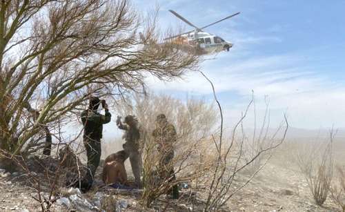 Tres migrantes perdidos en el desierto del sur de Arizona que intentaban cruzar de México a Estados Unidos fueron rescatados el sábado por elementos de la Patrulla Fronteriza. Estaban en condiciones de riesgo y bajo una temperatura de 48 grados. Los trasladaron en helicóptero a un hospital.