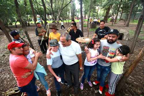 Familias convivieron en el bosque de Nativitas, Xochimilco, para festejar el Día del Padre.