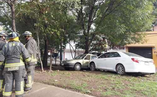 Un joven que manejaba en estado de ebriedad sobre calzada de La Virgen, entre calzada de Tlalpan y Canal de Miramontes, se impactó contra un coche estacionado y derribó dos postes de energía eléctrica. Al menos dos manzanas quedaron sin luz.