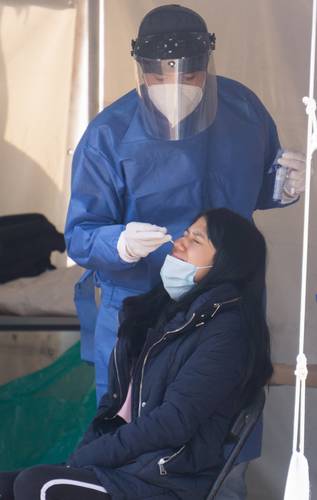 Toma de muestra de diagnóstico para SARS-CoV-2 con hisopo, en un kiosko instalado en la explanada de la alcaldía Cuauhtémoc, ayer en la Ciudad de México.