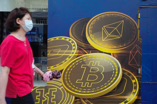Luego del anuncio de las restricciones de China a las criptomonedas, el bitcoin llegó a perder 10 por ciento y se cotizó en 32 mil 350 dólares. Poco después, amplió su caída a 11 por ciento, para costar 31 mil 732 dólares. La imagen fue captada en Hong Kong.