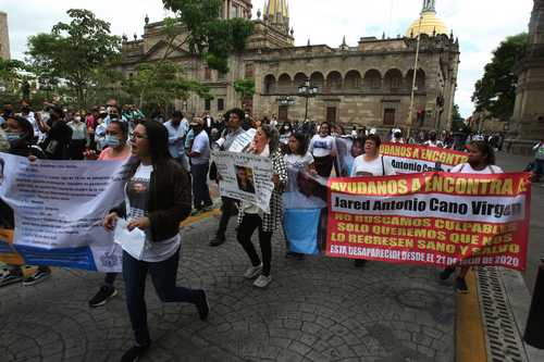 En el centro de Guadalajara se realizaron ayer dos protestas de familiares de personas desaparecidas o víctimas de feminicidio, para reclamar a las autoridades la falta de resulta-dos en las investigaciones.