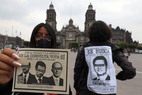 En el Zócalo de la Ciudad de México, jóvenes invitan a los ciudadanos a participar el primero de agosto en la consulta popular para enjuiciar a ex presidentes.