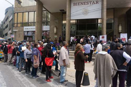 Adultos mayores hicieron ayer largas filas en la Secretaría del Bienestar, en Paseo de la Reforma de la capital del país para tramitar su pensión.
