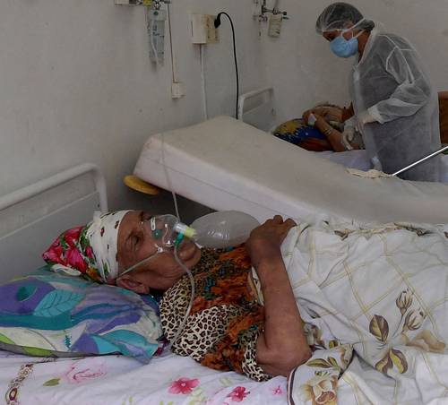 Una mujer tunecina infectada de Covid-19 recibe oxígeno como primera medida de atención, en un hospital al noroeste de la ciudad de Beja.