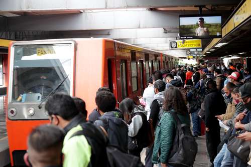 La pandemia redujo hasta 80 por ciento la demanda de transporte. En la imagen, terminal Pantitlán de la línea 5 del Metro.