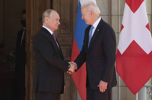 Los presidentes de Estados Unidos, Joe Biden, y de Rusia, Vladimir Putin, a su llegada a su encuentro en la Villa La Grange, en Ginebra, Suiza, el pasado 16 de junio.