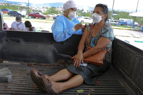 Una mujer recibe la vacuna anti-Covid a bordo de un vehículo, en Tegucigalpa, Honduras, el lunes. En un informe reciente, el PNUD aportó datos abrumadores sobre la desigualdad imperante en América Latina y el Caribe.