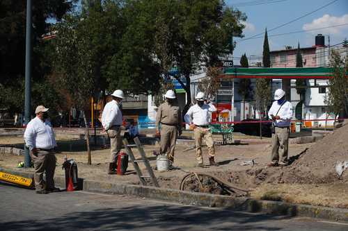 Trabajadores de Pemex arribaron a las calles 5 de Mayo y Tezozómoc, en la Ciudad de México, tras detectarse una toma clandestina el 7 de marzo pasado.