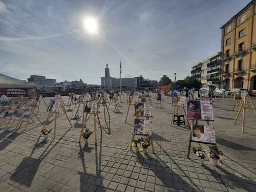 Integrantes del Colectivo Familias Unidas por Nayarit marcharon ayer, por cuarto año consecutivo, para protestar por la falta de avances de las autoridades estatales en las investigaciones sobre los casos de personas desaparecidas. En la plaza Benito Juárez de Tepic, colocaron decenas de caballetes con fotografías de las víctimas, algunas encontradas muertas en fosas clandestinas y otras cuyo paradero aún se desconoce.