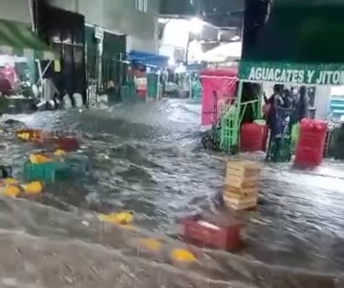 Las torrenciales lluvias causaron la madrugada del martes inundaciones en la ciudad de Querétaro, principalmente en la central de abasto y calles aledañas. Un número indeterminado de cajas de frutas, verduras y especias se perdieron al ser arrastradas por la corriente. La imagen fue tomada de un video difundido por comerciantes.