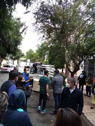 A principios de marzo, el panista Mauricio Tabe (de frente, en primer plano) fue fotografiado repartiendo tinacos, los cuales, aseguró, fueron adquiridos a partir de las prerrogativas que recibió como legislador.