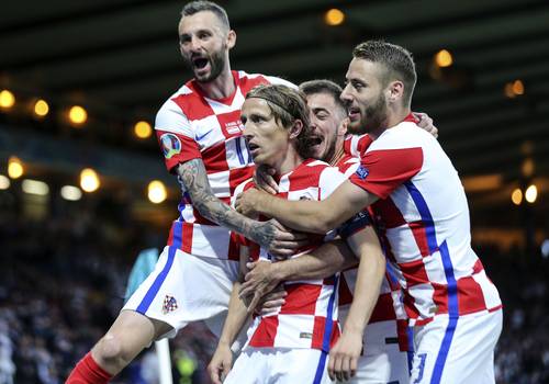 Con un golazo y una asistencia, Luka Modric (centro) encaminó la victoria 3-1 de Croacia frente a Escocia para avanzar a la siguiente ronda.