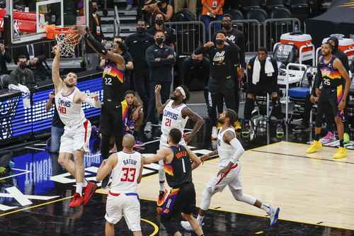 Deandre Ayton (22), de Soles de Phoenix, clava el balón sobre Ivica Zubac (40), de Clippers de Los Ángeles.