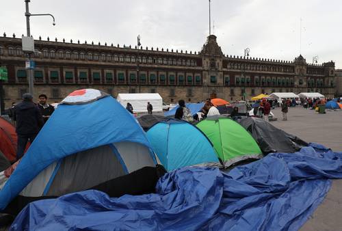 LA CNTE SE PLANTA FRENTE A PALACIO NACIONAL. Maestros instalaron un plantón de 72 horas en el Zócalo capitalino en exigencia de reiniciar el diálogo con el presidente Andrés Manuel López Obrador.