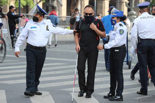 La pandemia puso mayores barreras a las personas con discapacidad para acceder a la educación. Imagen del miércoles pasado en el Centro Histórico de la capital del país.