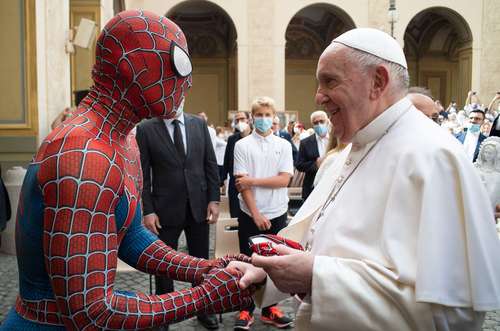 El papa Francisco saluda a un hombre disfrazado del personaje Spiderman, quien actúa en hospitales para niños enfermos, al final de la audiencia general semanal en el patio de San Dámaso en el Vaticano.