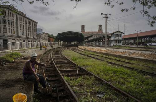 Como el virus, el bloqueo impuesto por Estados Unidos asfixia y mata, acusa el gobierno cubano. En la imagen, rehabilitación de vías ferroviarias en La Habana.