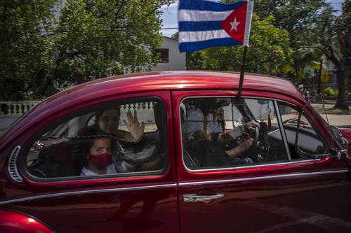 Desde un automóvil para protegerse de los contagios de Covid-19, cubanos se manifestaron ayer en rechazo al bloqueo de Washington a La Habana. En la votación de la Asamblea General de la ONU, sólo Estados Unidos e Israel votaron en contra de una resolución para poner fin a esta medida unilateral impuesta hace casi 60 años.