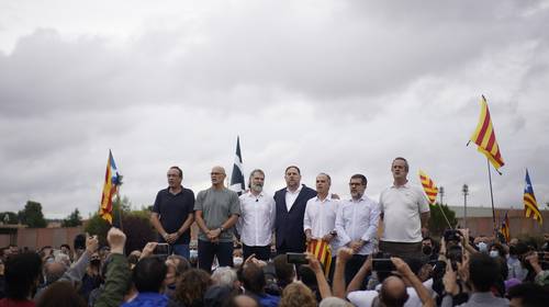 Líderes catalanes saludan a simpatizantes afuera de la prisión de Lledoners después de ser liberados en Sant Joan de Vilatorrada, cerca de Barcelona.