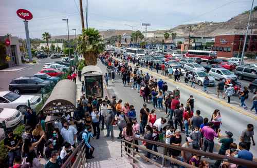 Miles de jóvenes abarrotaron los puntos de vacunación contra Covid-19 en Tijuana luego de que el presidente Andrés Manuel López Obrador anunció el martes que este jueves se llevarían a Sonora las dosis no utilizadas en Baja California.
