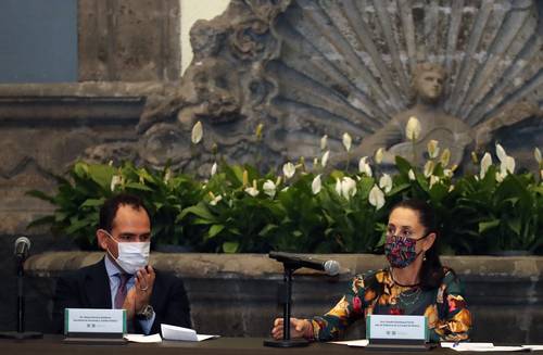 El secretario de Hacienda, Arturo Herrera, acompañó a Sheinbaum durante el anuncio.