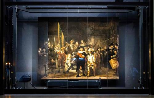 La ronda de la noche fue pintada en 1642 por encargo del capitán Frans Banninck Cocq, pero en 1715, al ser traslada al Consistorio de la capital de Holanda, el lienzo fue cortado por los extremos para que encajara entre dos puertas.