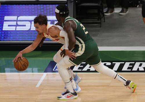 En trepidante partido, Atlanta superó 116-113 a Milwaukee, liderado por el jovencito de 22 años Trae Young (11), quien ayer estuvo incontenible y consiguió 48 puntos.