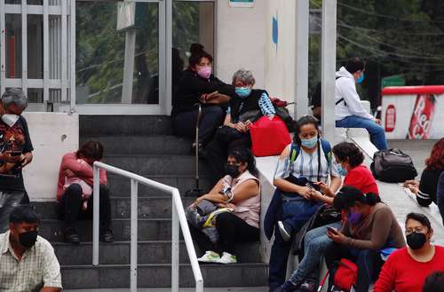 Familiares esperan información de sus pacientes afuera del hospital general de Zona 1A del IMSS, en la CDMX.