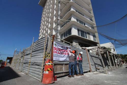 La Torre Centro, en la ciudad de Veracruz, fue clausurada por carecer de dictamen de riesgo. El presidente Andrés Manuel López Obrador señaló el 14 de junio que esta obra afecta el patrimonio histórico del puerto.