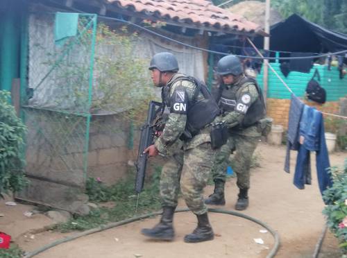 Efectivos de la Guardia Nacional durante una operación en la comunidad de Los Alacranes, municipio de Zirándaro, donde todos los pobladores huyeron por la violencia generada por el crimen organizado.